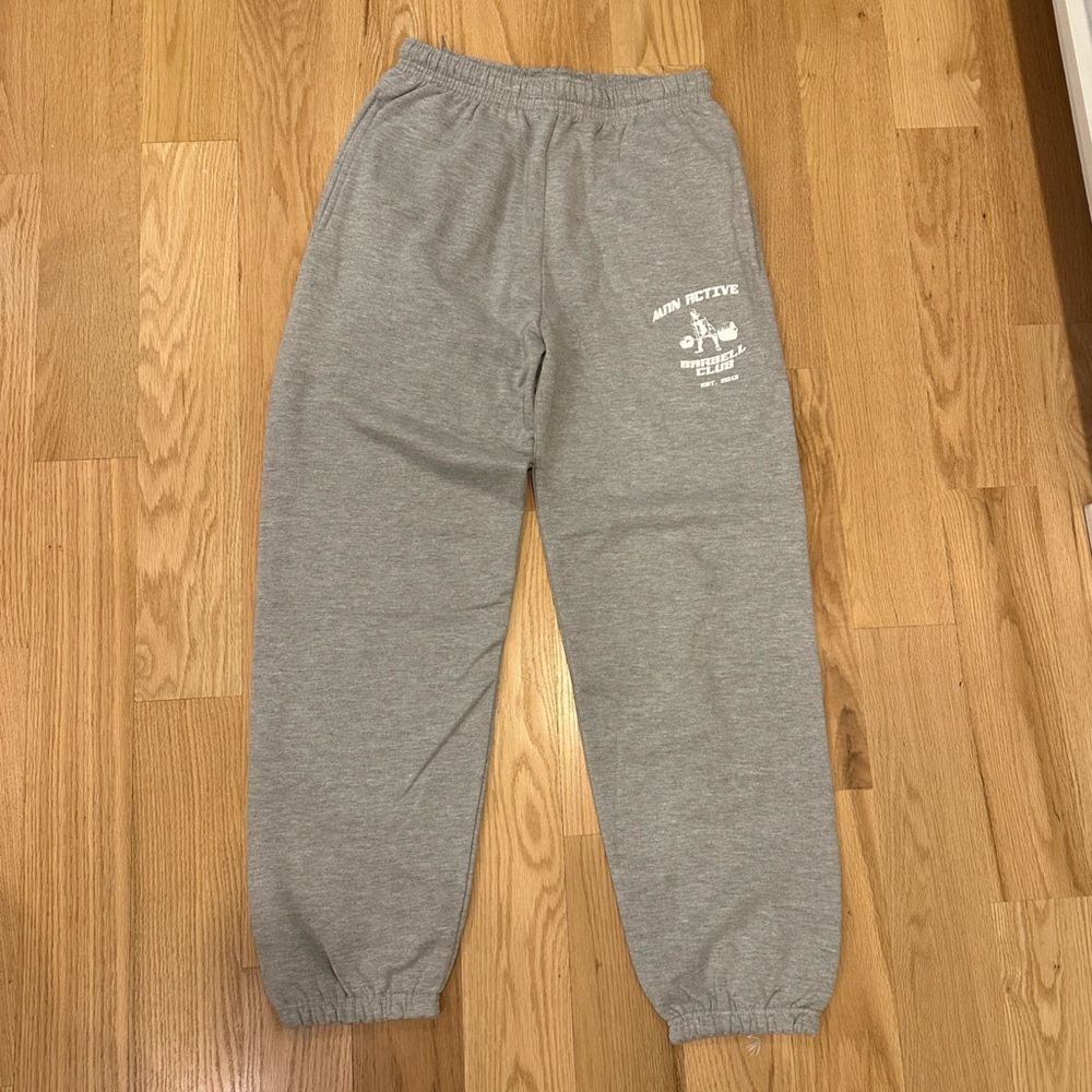 Men’s Boohoo Man oversized sweatpants sized medium- in Excellent condition!